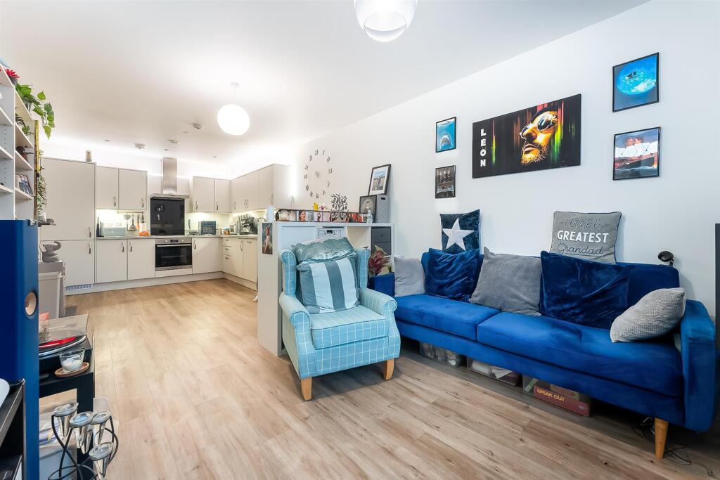 Additional image 7 of Promenade House, Beach Road - SEAFRONT LOCATION