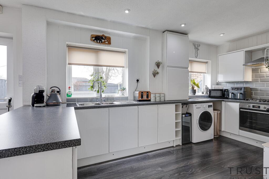 Additional image 3 of Links Avenue, Cleckheaton