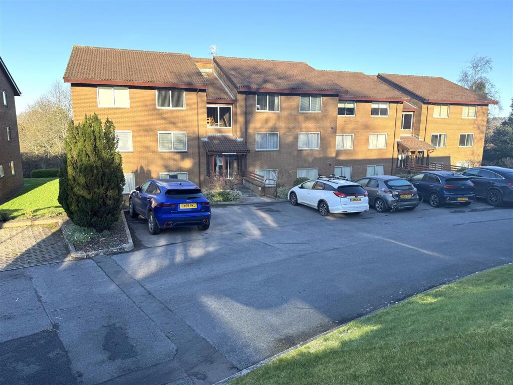 Spacious Balcony Apartment With Stunning Views & No Onward Chain