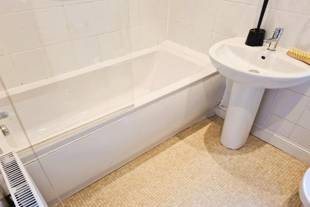 Additional image 9 of 6 bedroom House in Winton