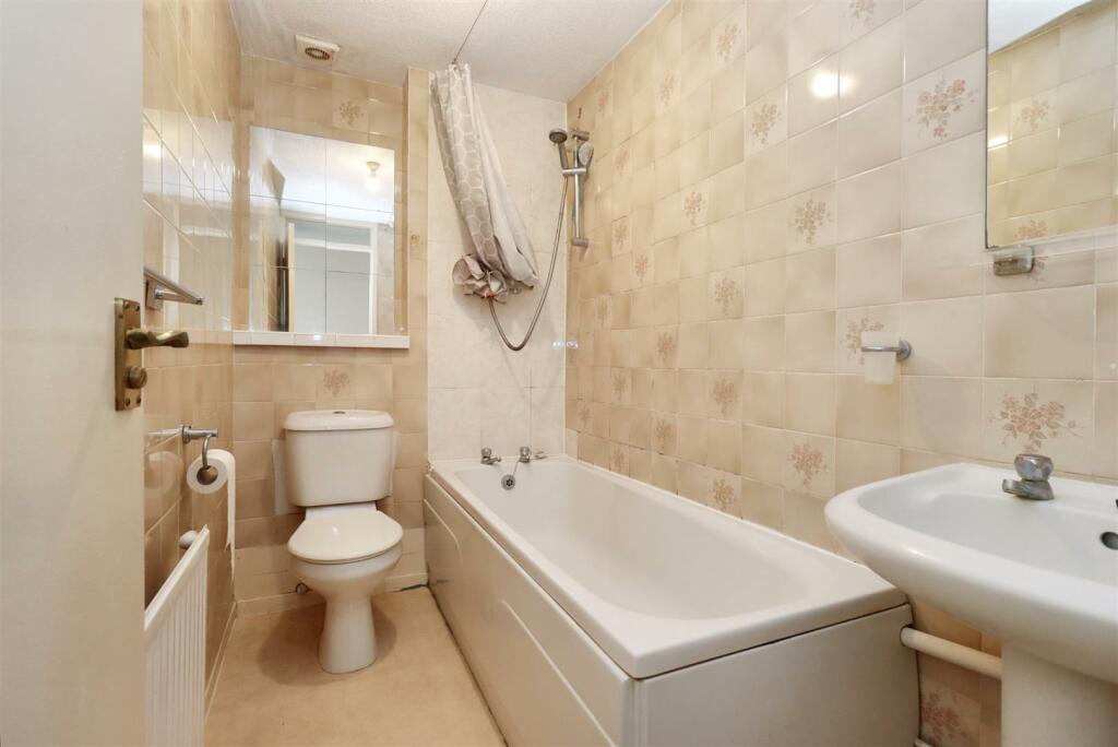 Additional image 10 of Cul-de-sac location within Yeolands Drive, Clevedon