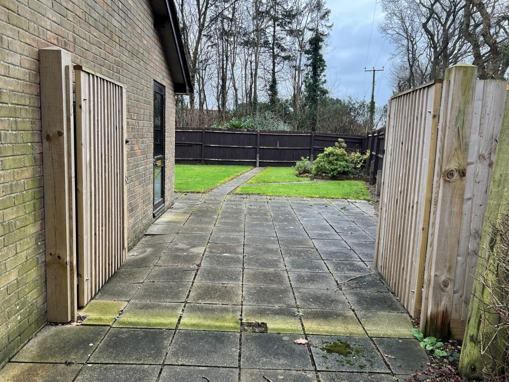 Additional image 12 of Mendip Close, New Milton, Hampshire. BH25 6TY