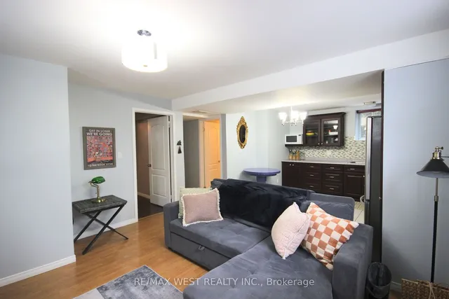 Additional image 28 of 10 Frances Ave