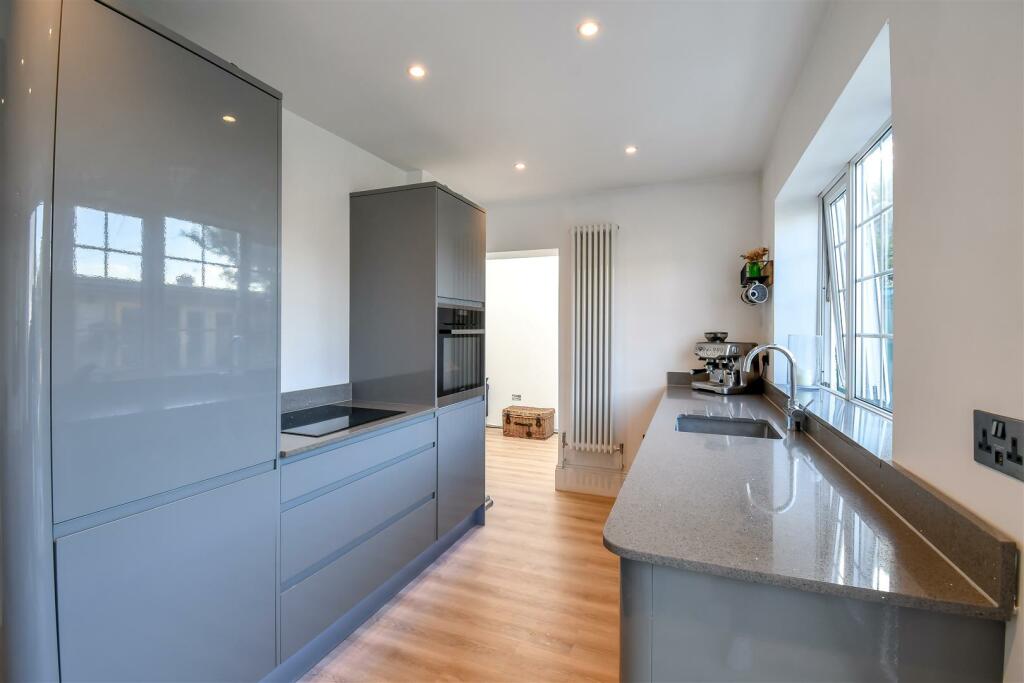 Additional image 17 of Bron Awelon, Barry