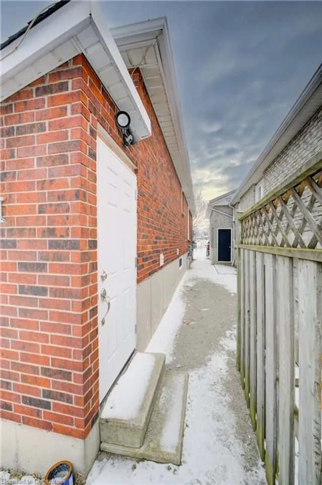 Additional image 33 of 62 Robson Cres