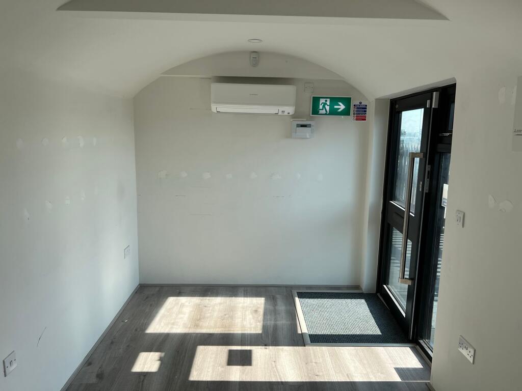 Additional image 5 of Barry, CF62