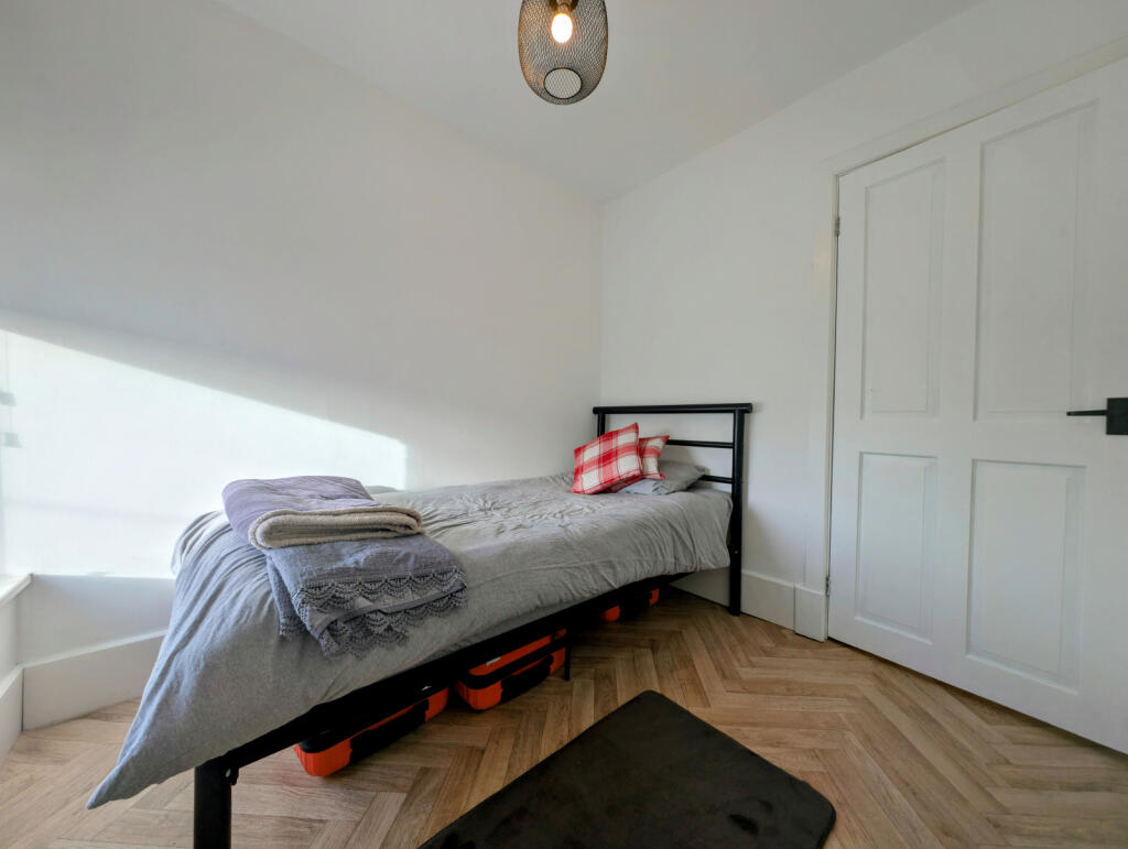 Additional image 20 of The Triangle, Caegarw