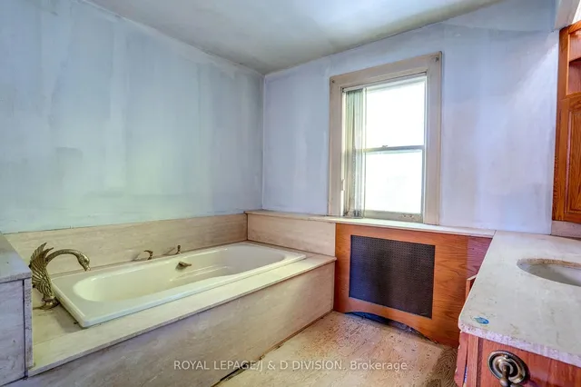 Additional image 29 of 27 Cortland Ave