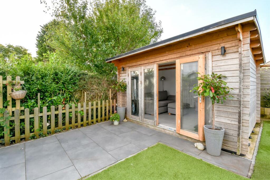 Additional image 21 of Bron Awelon, Barry