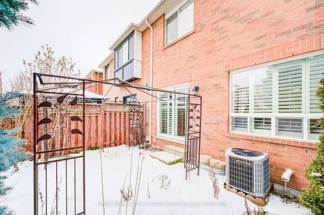 Additional image 37 of 852 Gifford Cres