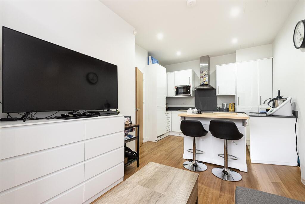 Additional image 4 of Woodland Court, Soothouse Spring, ST ALBANS