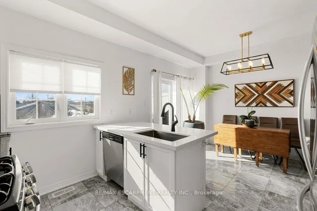 Additional image 22 of 2220 Queensway Dr Unit 13