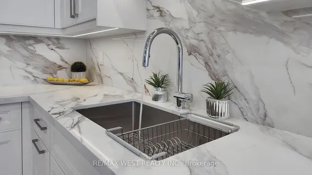 Additional image 19 of 900 Yonge St Unit 1403