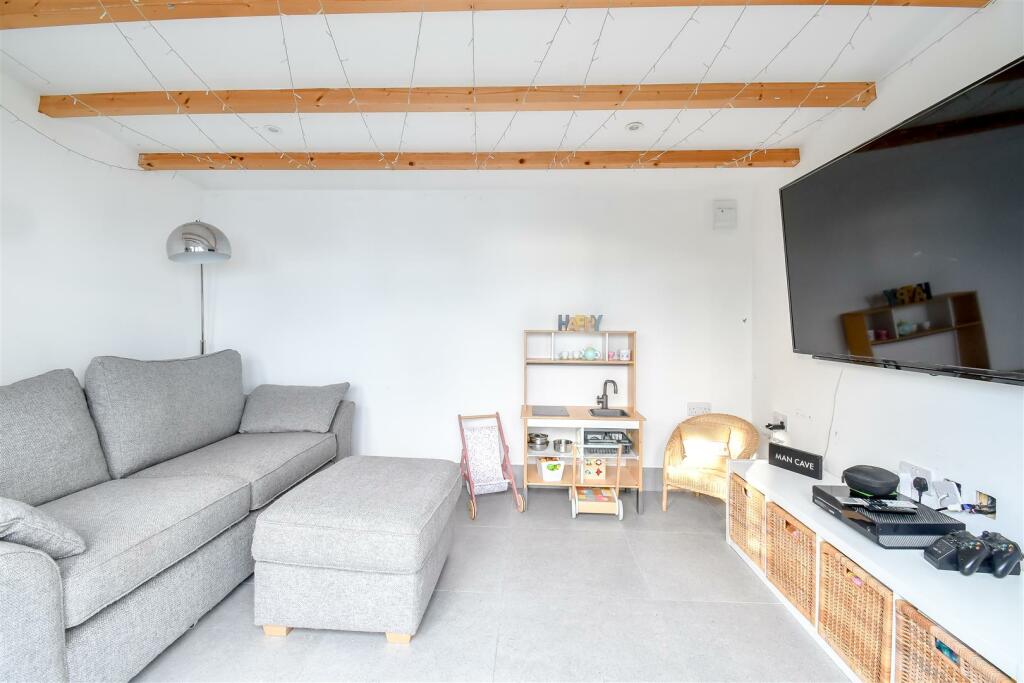 Additional image 22 of Bron Awelon, Barry