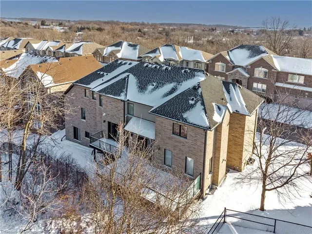 Additional image 29 of 4-258 Edgewater Cres