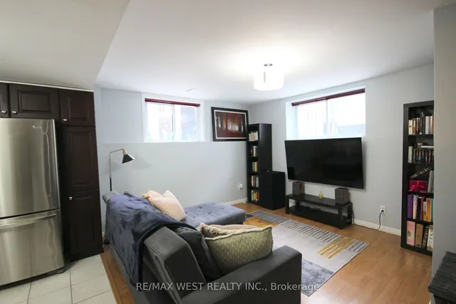 Additional image 29 of 10 Frances Ave