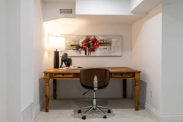 Additional image 31 of 121 Roxborough Dr