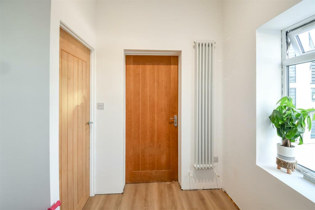 Additional image 15 of Bron Awelon, Barry