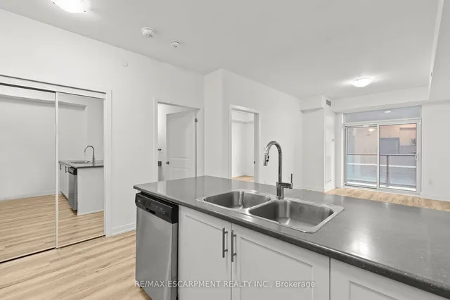 Additional image 8 of 460 Dundas St Unit 422