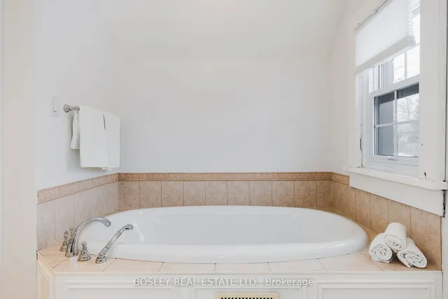 Additional image 33 of 38 Queens Dr