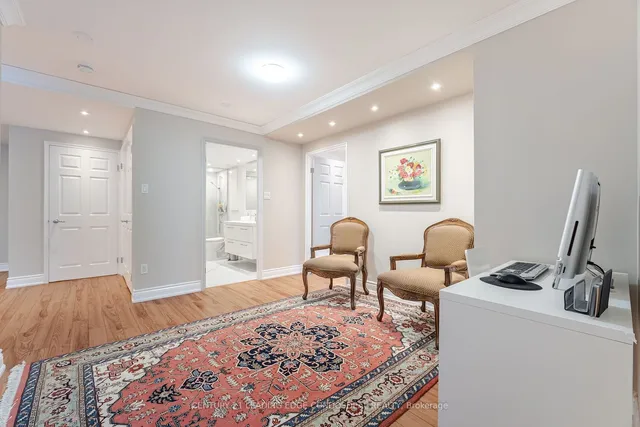 Additional image 25 of 33 University Ave Unit 2106