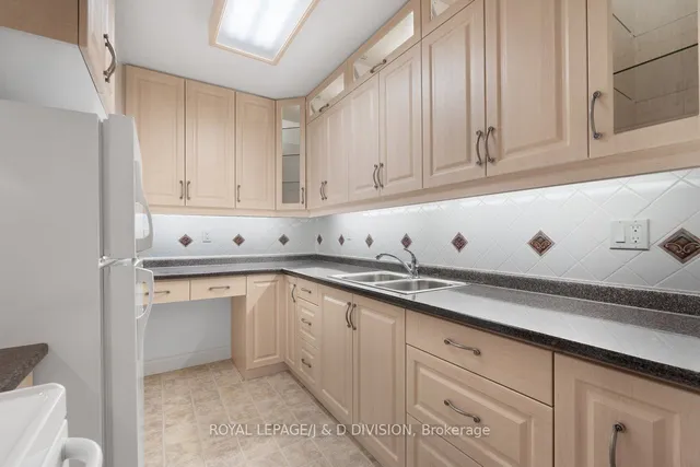 Additional image 6 of 581 Avenue Rd Unit 404