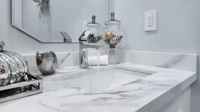 Additional image 35 of 900 Yonge St Unit 1403