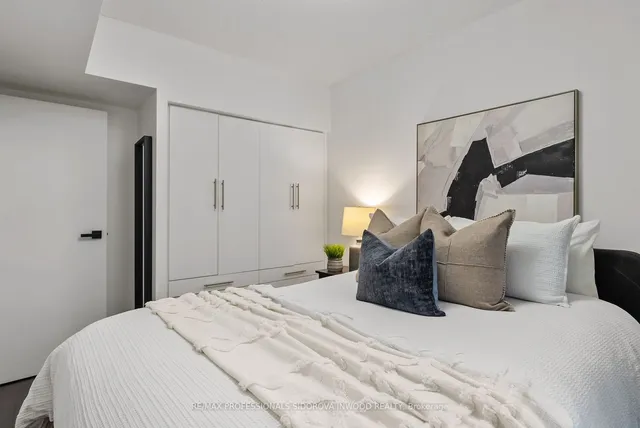 Additional image 18 of 22 Western Battery Rd Unit 106