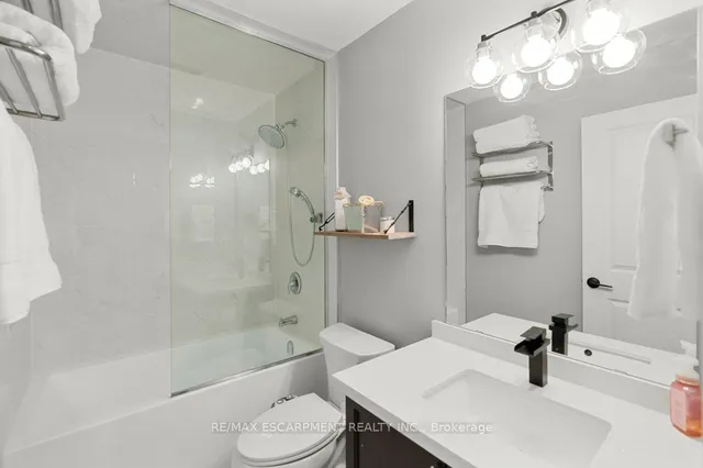 Additional image 34 of 2220 Queensway Dr Unit 13