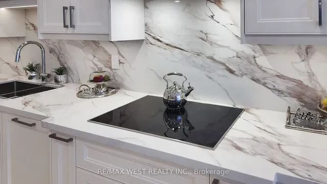 Additional image 18 of 900 Yonge St Unit 1403