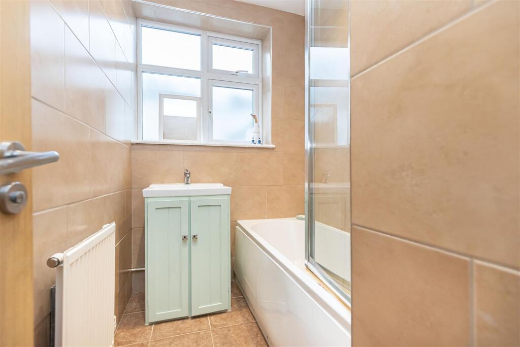 Additional image 13 of Bespoke Extended Chalet Bungalow on Cheddington Road