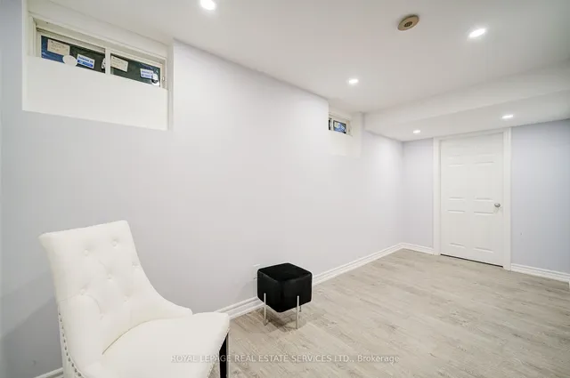 Additional image 30 of 852 Gifford Cres