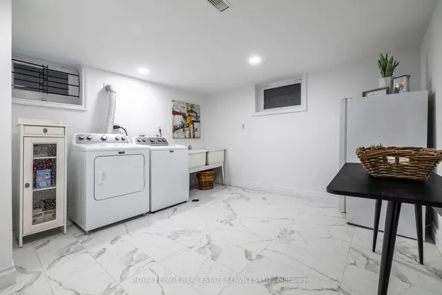 Additional image 33 of 121 Roxborough Dr