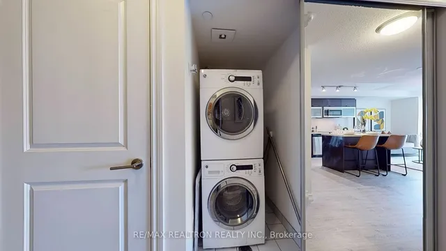 Additional image 18 of 386 YONGE ST St Unit 1104