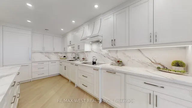 Additional image 16 of 900 Yonge St Unit 1403