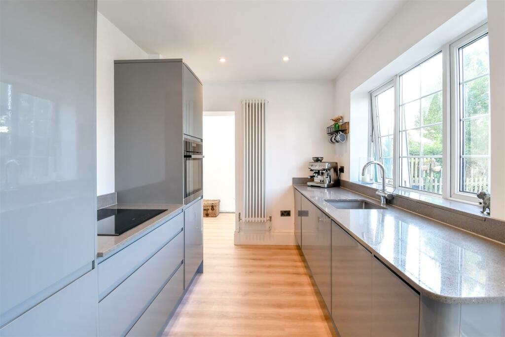 Additional image 4 of Bron Awelon, Barry