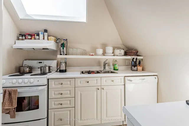 Additional image 19 of 119 Macpherson Ave