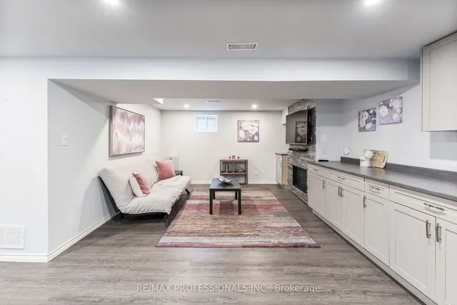 Additional image 22 of 27 Charleston Rd