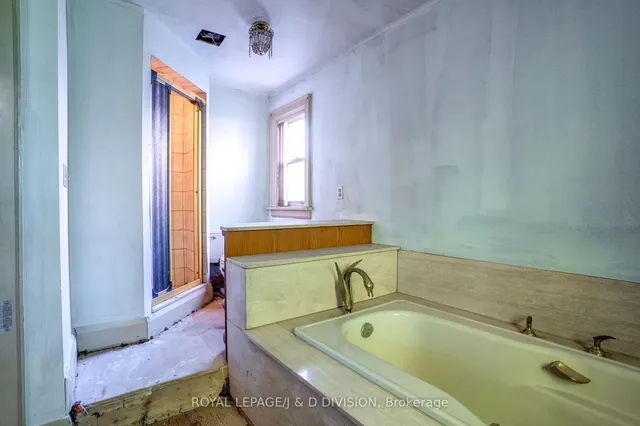 Additional image 30 of 27 Cortland Ave