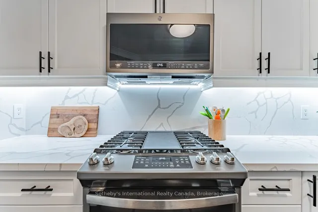 Additional image 10 of 130 Robert St Unit 6