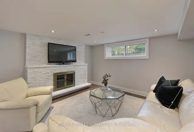 Additional image 31 of 14 Aymarn Crt