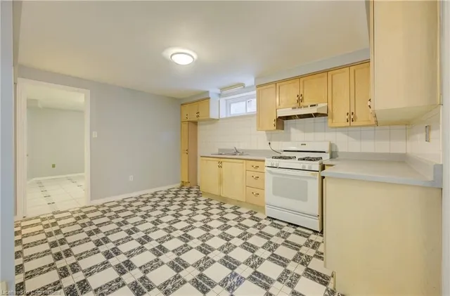 Additional image 22 of 62 Robson Cres