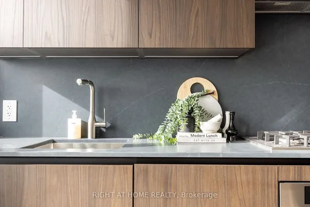 Additional image 9 of 2720 Dundas St Unit 607