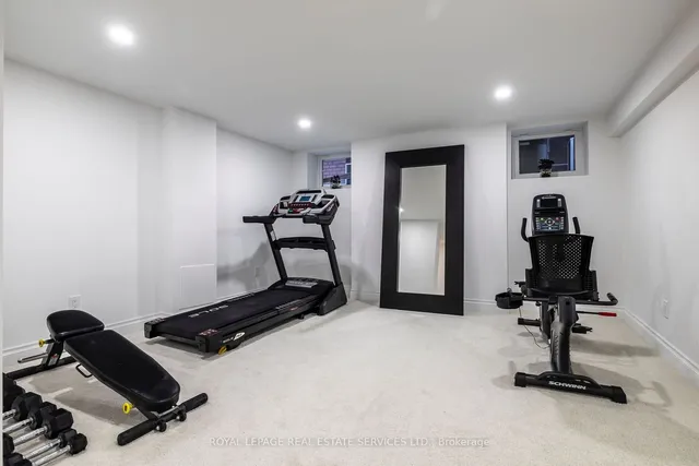 Additional image 32 of 121 Roxborough Dr