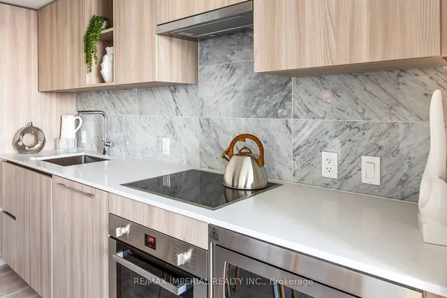 Additional image 3 of 19 Bathurst St Unit 611