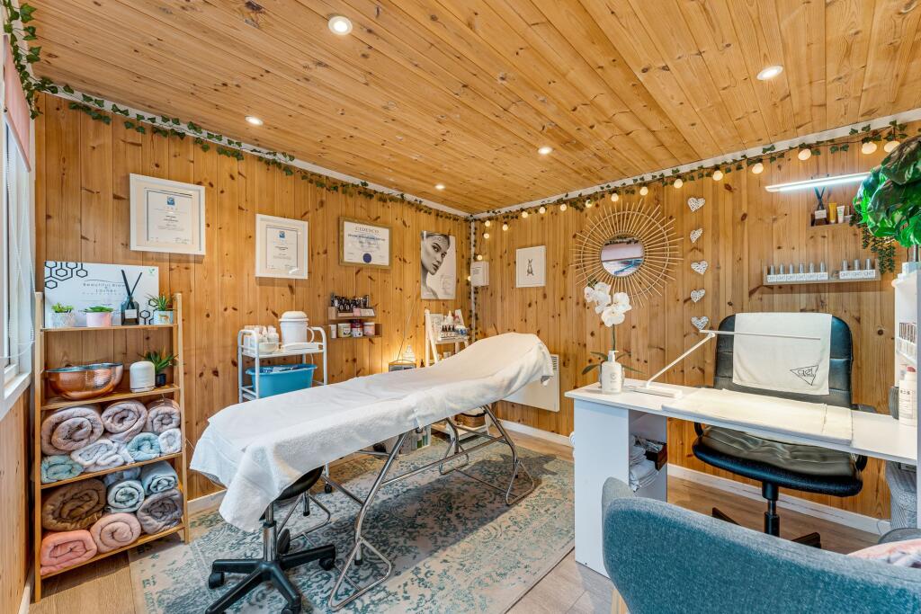 Additional image 31 of Spacious, Private, and Unrivalled Views Across Fields