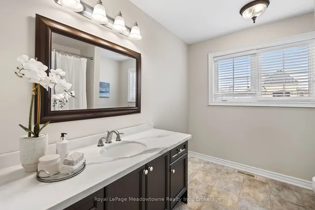 Additional image 28 of 748 Sales Crt