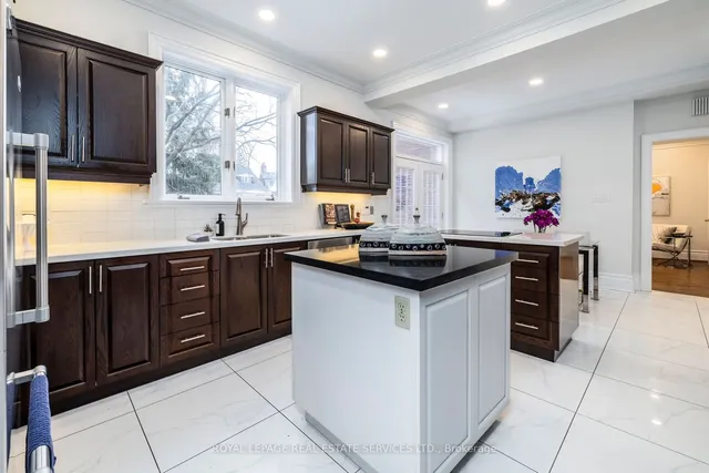 Additional image 11 of 121 Roxborough Dr