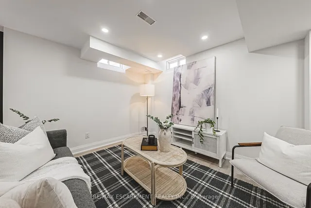 Additional image 32 of 3895 Leonardo St