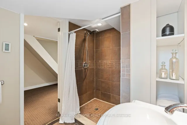 Additional image 36 of 250 Lee Ave